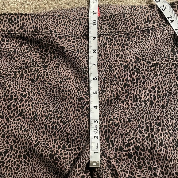 SPANX Jean-ish® Ankle Leggings, tan cheetah print size Medium - Picture 9 of 10